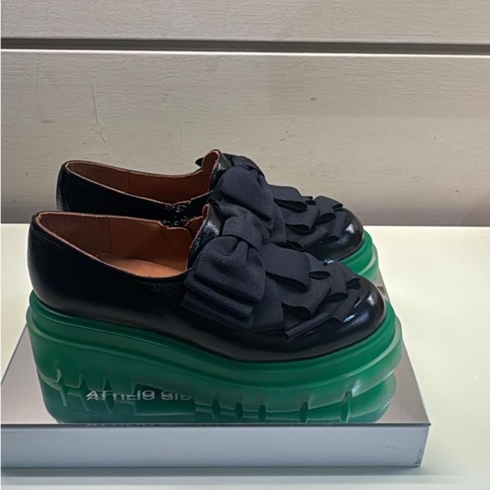 Chie Mihara Black women’s Leather Loafers with Green Platform bow detail NWT